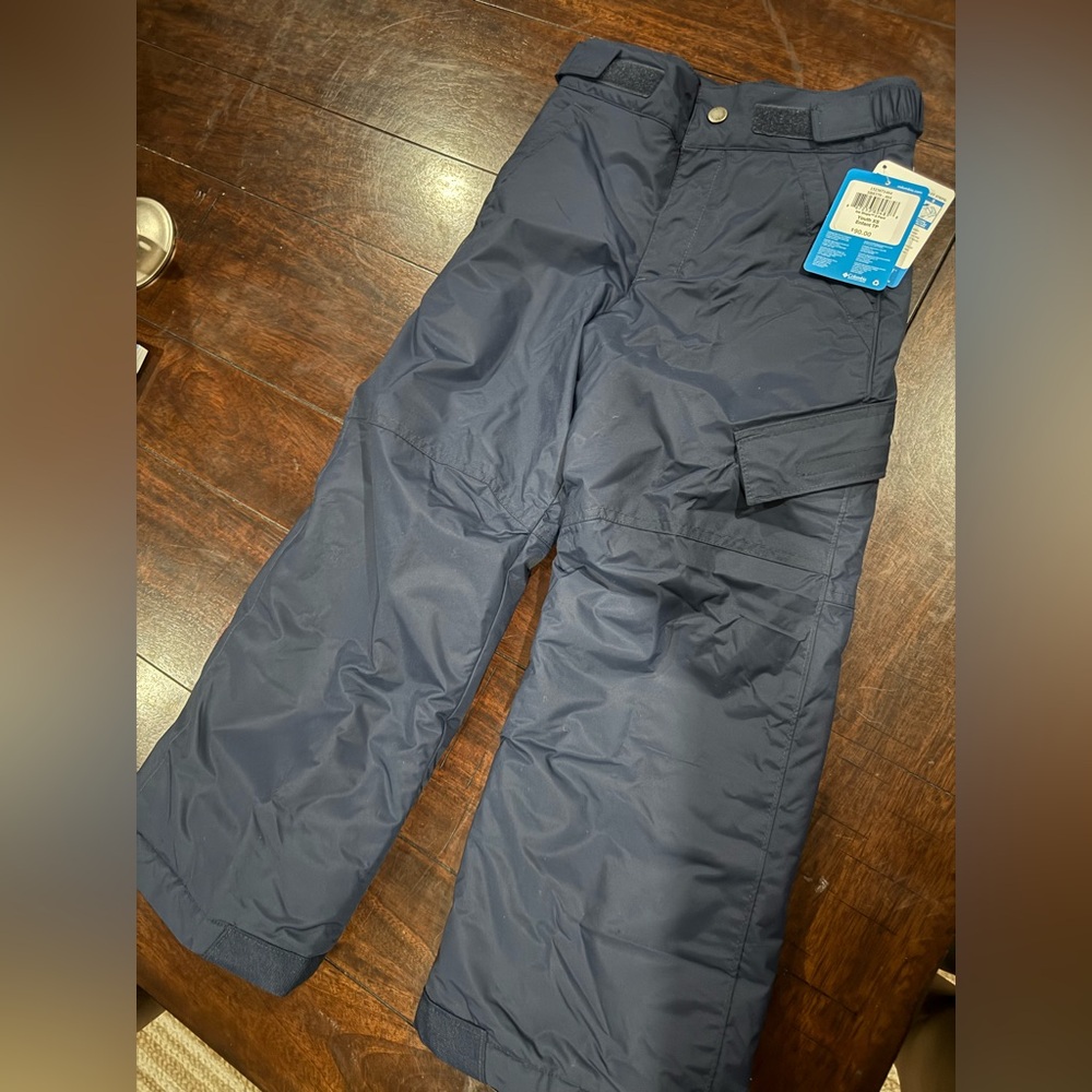 Snow pants. Columbia NWT. Dark blue
6/7